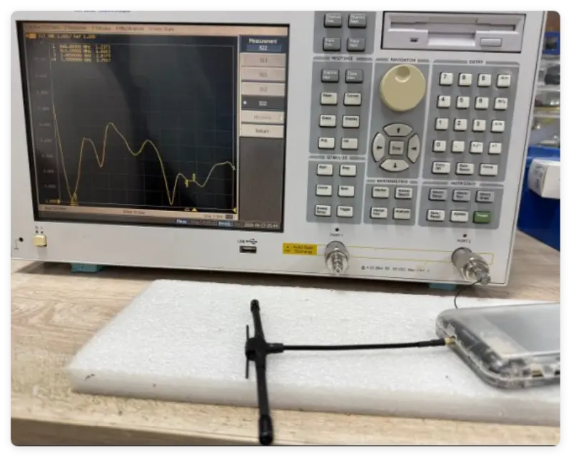 De ce este esențial să acordați atenție VSWR (Voltage Standing Wave Ratio) atunci când selectați o antenă?