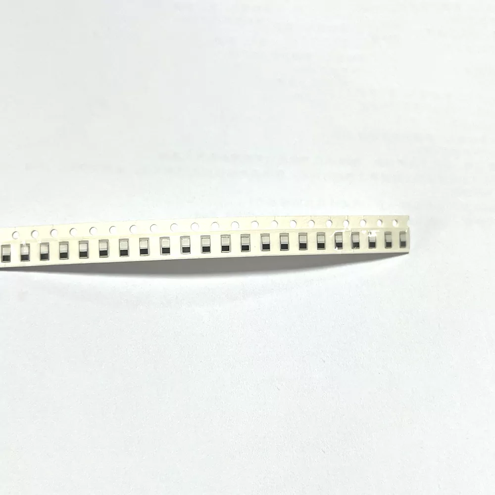 Antenă cu patch ceramic